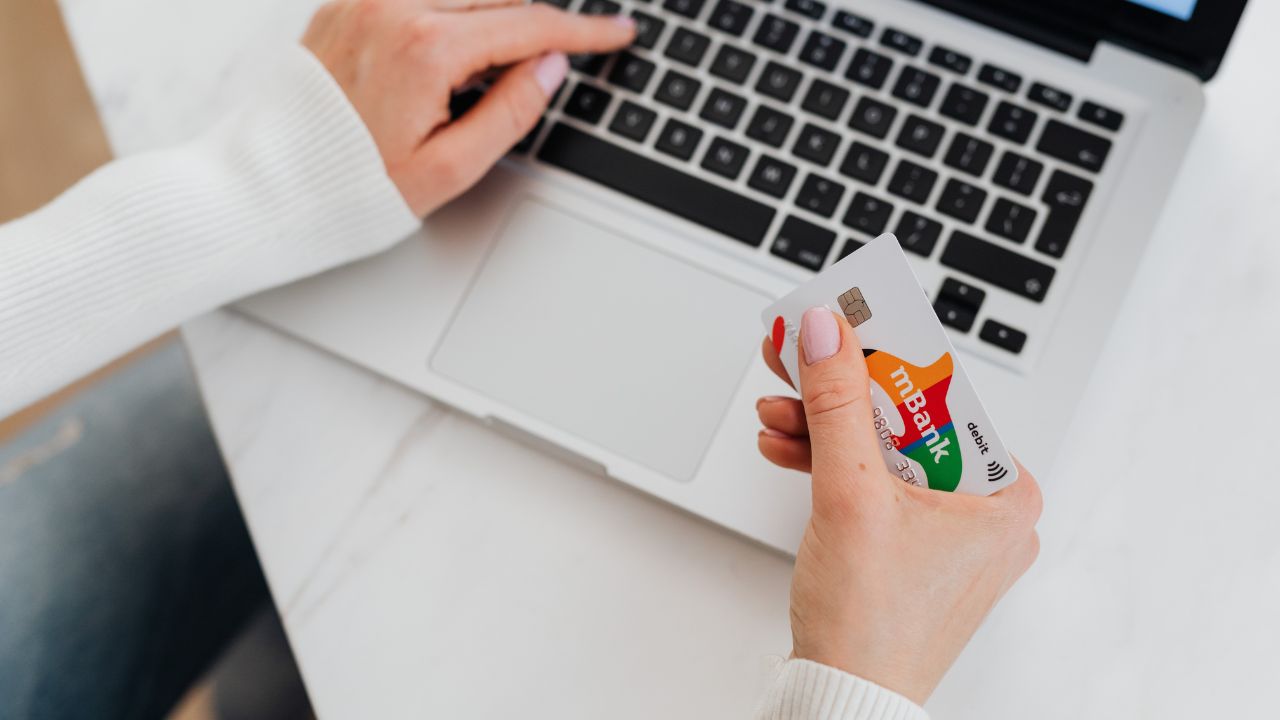 Vai banka drīkst apturēt maksājumu neatbilstības dēļ